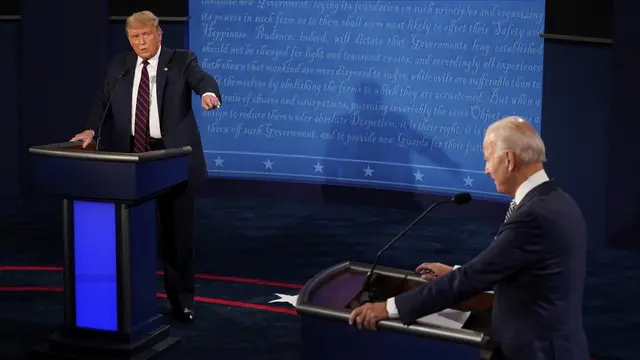Presiden Donald Trump memberi isyarat saat berbicara selama debat presiden pertama Selasa (29/9/2020), di Case Western University dan Cleveland Clinic, Cleveland, Ohio. (Foto AP / Julio Cortez)