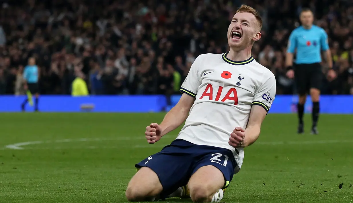 Selebrasi gelandang Tottenham Hotspur, Dejan Kulusevski setelah mencetak gol ke gawang Leeds United pada laga Liga Inggris 2022/2023 di Tottenham Hotspur Stadium, London (12/11/2022). Dejan Kulusevski sebenarnya masih akan membela Tottenham Hotspur pada musim 2023/2024. Namun, statusnya dinaikkan menjadi permanen setelah sejak tengah musim 2021/2022 dipinjam dari Juventus. Bersama Timnas Swedia ia telah mengoleksi 30 caps dengan torehan 2 gol dan 6 assist. (AFP/Isabel Infantes)