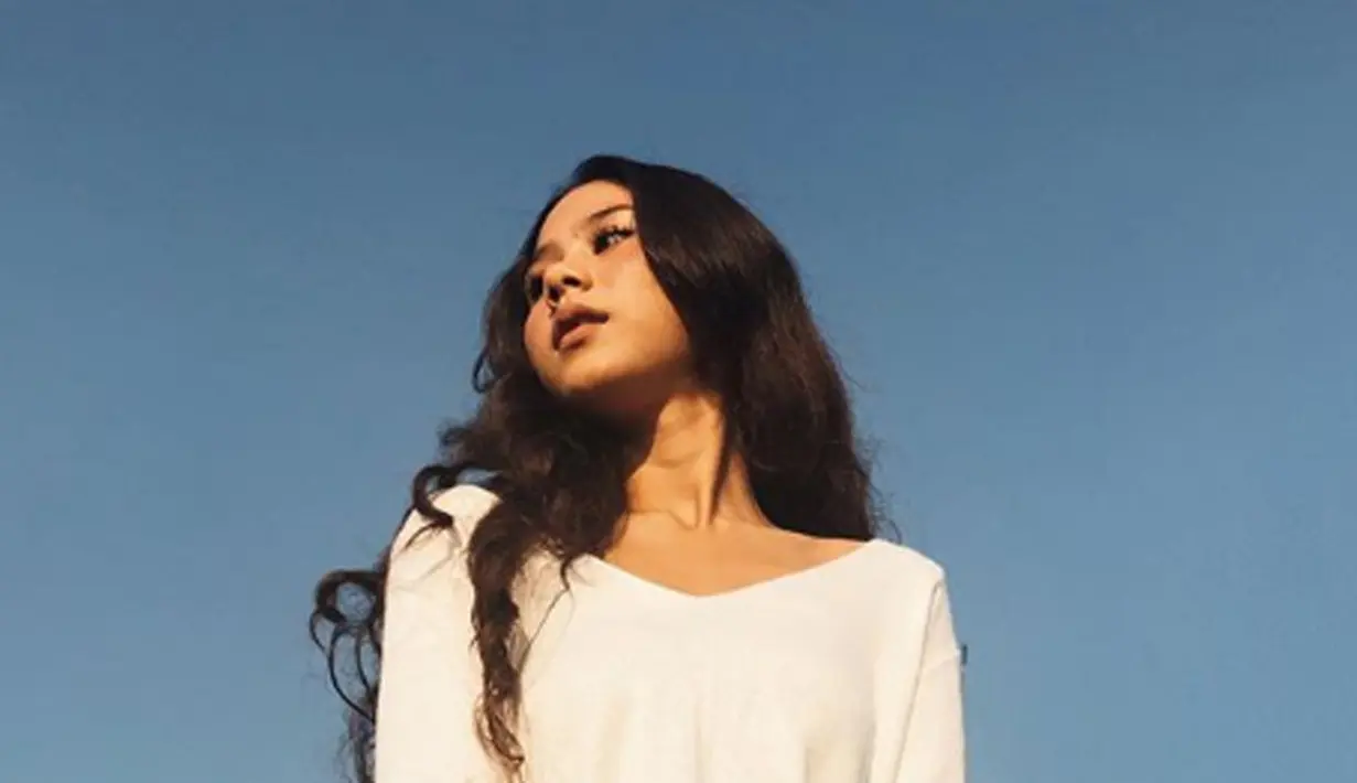 Melakukan duet bersama Sal Priadi pada lagu 'Amin Paling Serius', Nadin semakin disukai oleh para penikmat musik terkhusus kaum milenial. (Liputan6.com/IG/cakecaine)
