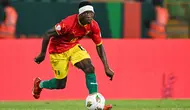 Gelandang Guinea, Aguibou Camara berlari dengan bola dalam pertandingan melawan Senegal di Piala Afrika 2024 di Stade Charles Konan Banny di Yamoussoukro pada 23 Januari 2024. (Issouf SANOGO / AFP)