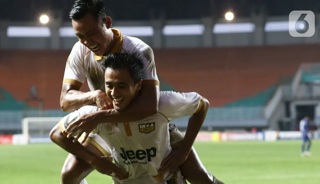 Pemain Martapura Dewa United merayakan gol yang dicetak Gufroni Al Maruf ke gawang PSIM Yogyakarta pada perebutan tempat ketiga Liga 2 Indonesia 2021 di Stadion Pakansari, Bogor, Kamis (30/12/2021). Martapura Dewa United unggul 1-0 dan melaju promosi ke BRI Liga 1. (Liputan6.com/Helmi Fithriansyah)