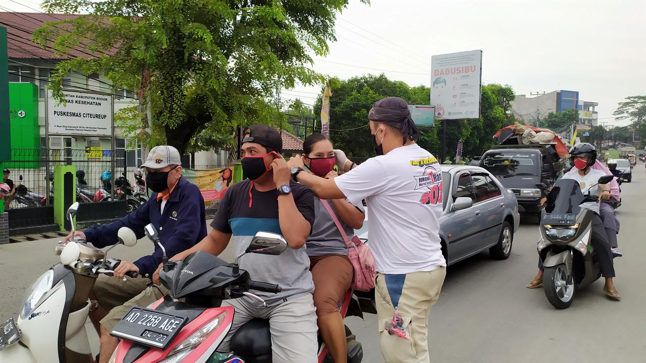 Aksi solidaritas penanganan virus Corona atau Covid-19 di Bogor, Jawa Barat.