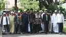 Presiden Joko Widodo (tengah) berjalan bersama ulama asal Provinsi Aceh usai pertemuan di Istana Negara, Jakarta, Selasa (5/3). Dalam pertemuan, Jokowi turut didampingi Menteri Agama Lukman Hakim Saifuddin. (Liputan6.com/Angga Yuniar)