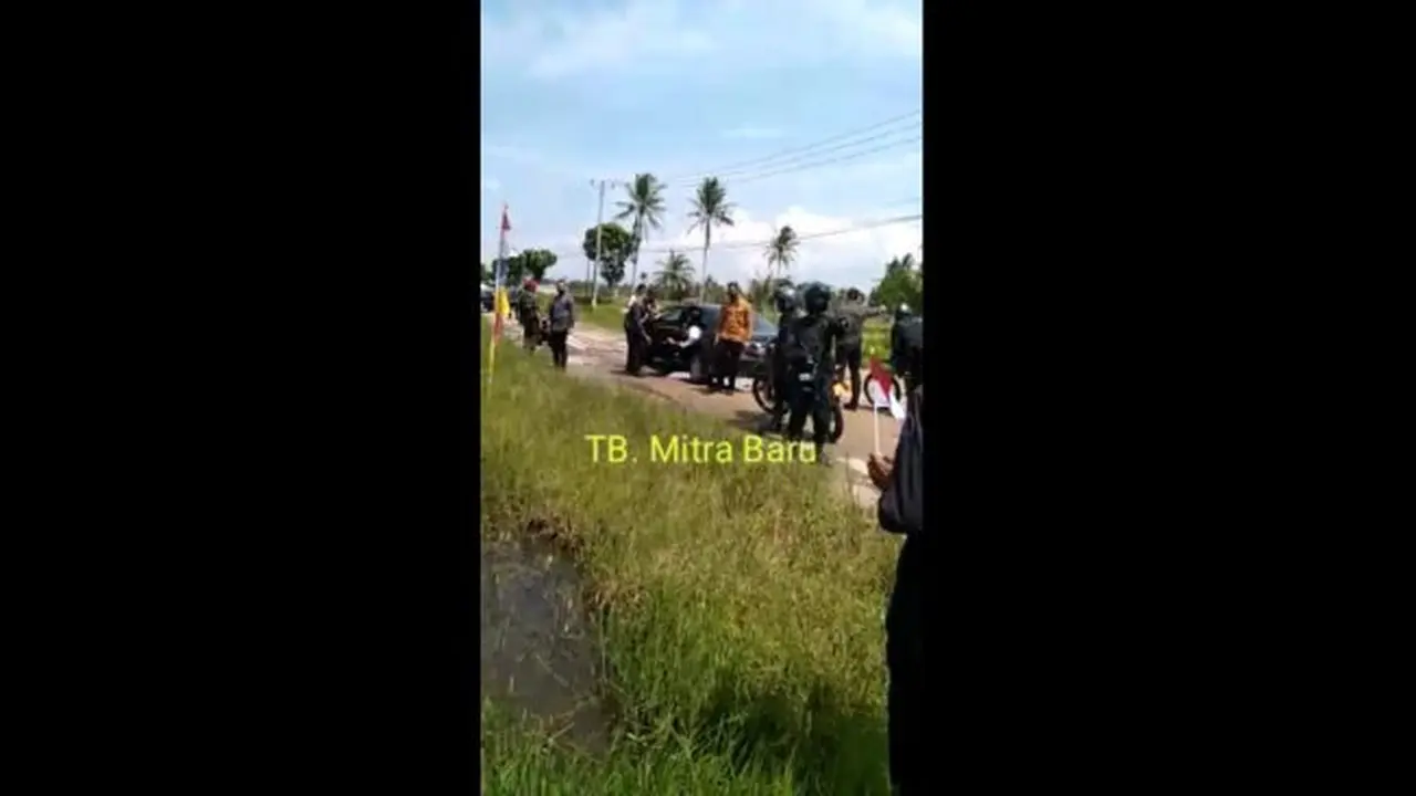 Heboh Mobil Presiden Jokowi Tersangkut di Jalanan Rusak Berlumpur Lampung, Warga Setempat: L300 Keluarin
