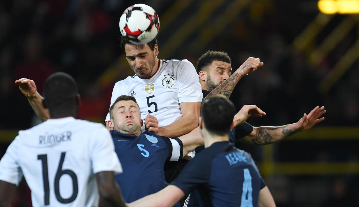 Bek Jerman, Mats Hummels, duel udara dengan bek Inggris, Gary Cahill. Kemenangan Tim Panser menghapus kutukan berkepanjangan setelah 29 tahun tak pernah menang atas The Three Lions di tanah sendiri. (AFP/ Patrik Stollarz) 