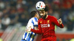 Penyerang Liverpool, Mohamed Salah, duel udara dengan pemain Monterrey, Leonel Vangioni, pada laga semifinal Piala Dunia Antarklub 2019 di Khalifa International Stadium, Qatar, Kamis, (19/12). Liverpool menang 2-1 atas Monterrey. (AP/Hussein Sayed)