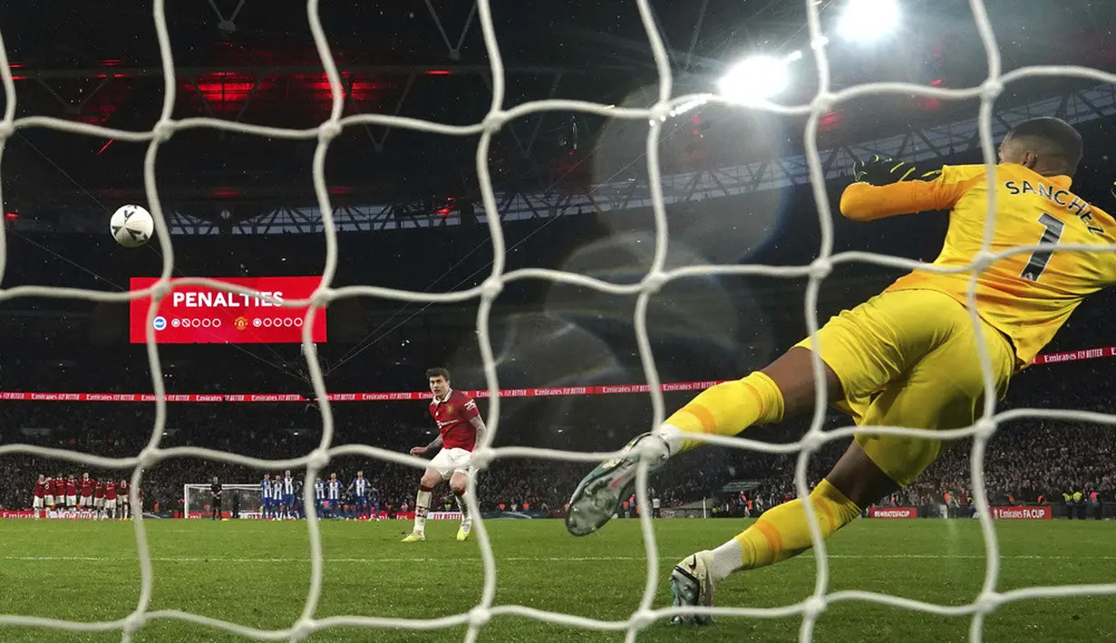 <p>Di babak tambahan 2x15 menit, kedua tim memiliki beberapa peluang. Tapi lagi-lagi tidak ada yang bisa membuahkan gol. MU seharusnya bisa menyudahi Brighton di extra time bila Sanchez tidak menepis tendangan Marcus Rashford yang berbelok arah. (Nick Potts/PA via AP)</p>