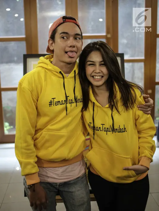 Adipati Dolken rangkul mesra Vanesha Prescilla saat sesi foto usai jumpa pers film Teman Tapi Menikah di Jakarta, Selasa (6/3). Film ini bercerita tentang persahabatan antara Adipati dengan Vanesha. (Liputan6.com/Faizal Fanani)