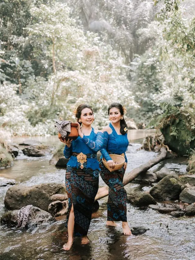 7 Potret Kompak Duo Racun Pakai Busana Bali Ini Curi Perhatian