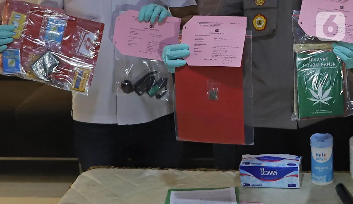 Petugas menunjukkan barang bukti dalam rilis kasus penangkapan pesinetron Jeff Smith di Polres Metro Jakarta Barat, Senin (19/4/2021). Polres Metro Jakarta Barat menetapkan aktor sinetron Jeff Smith sebagai tersangka dalam kasus penyalahgunaan narkoba. (Liputan6.com/Herman Zakahria)