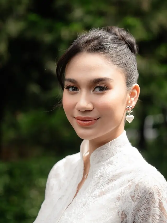 6 Potret Busana Lebaran Azizah Salsha, Baju Couple Bareng Pratama Arhan Curi Perhatian