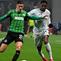 Bek Sassuolo asal Indonesia bernomor punggung 21, Jay Idzes, berebut bola dengan penyerang Inter Milan asal Prancis bernomor punggung 14, Ange-Yoan Bonny, selama pertandingan Serie A Italia antara Sassuolo dan Inter Milan di Stadion Mapei di Reggio Emilia, Italia, Senin (9-2-2026) dini hari WIB. (Piero CRUCIATTI/AFP)