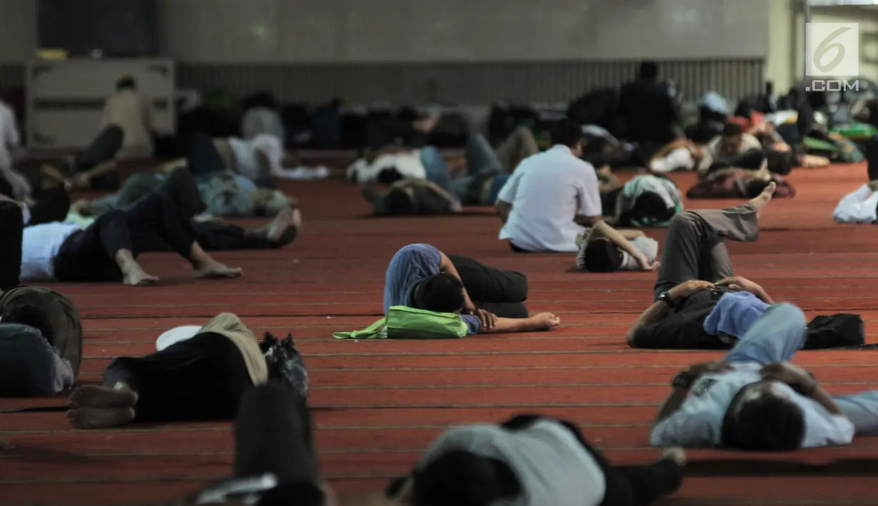 Umat muslim tidur di lantai dasar Masjid Istiqlal, Jakarta, Senin (13/5). Masjid Istiqlal masih menjadi pilihan warga baik dari dalam maupun luar Jakarta beristirahat, bahkan tidur usai melaksanakan salat guna menghindari batal puasa akibat teriknya suhu di Ibu Kota. (merdeka.com/Iqbal S. Nugroho)