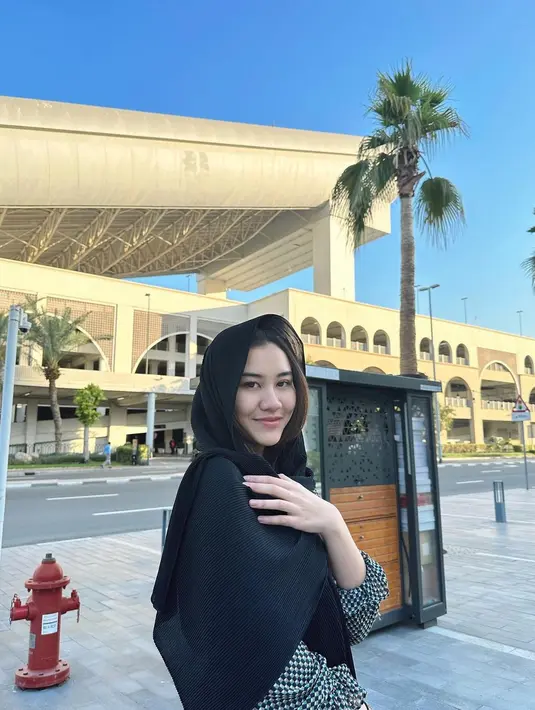 Mana gaya Aaliyah Massaid menutupi kepalanya yang jadi favoritmu ketika ia mengunjungi Dubai kali ini, Sahabat FIMELA? [Foto: Instagram/aaliyah.massaid]