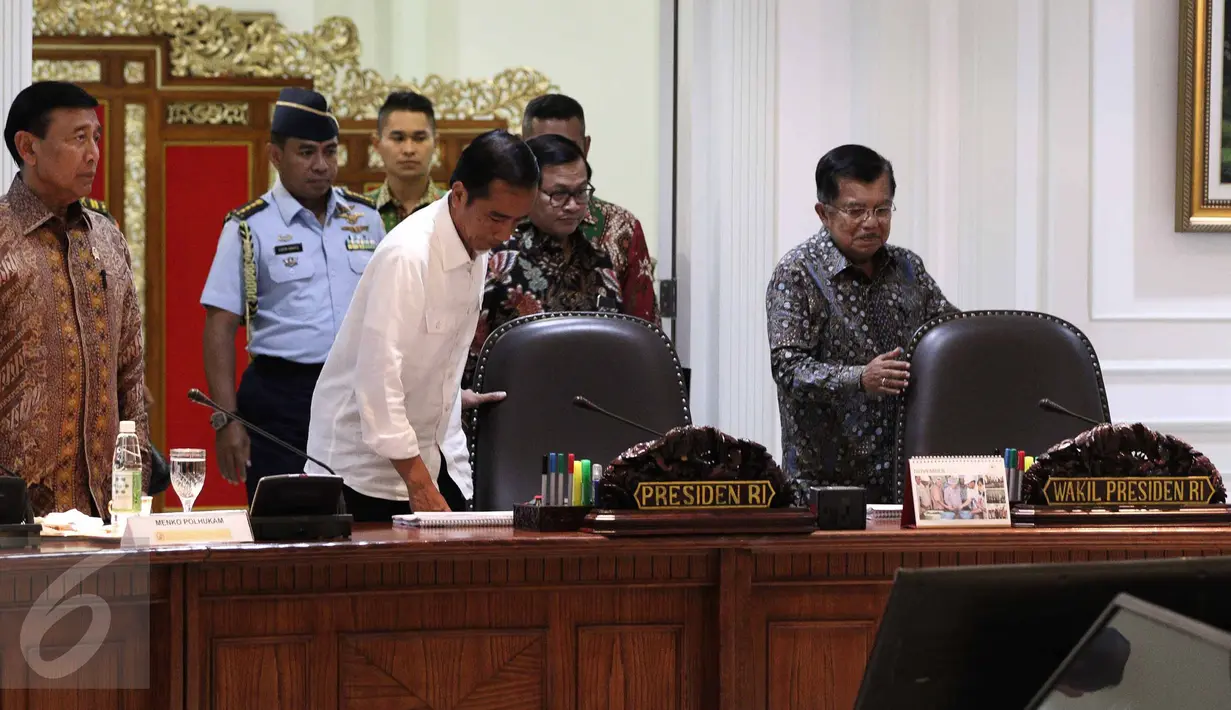 Presiden Joko Widodo bersama Wakil Presiden Jusuf Kalla memasuki ruang rapat terbatas di Kantor Presiden Komplek Istana Kepresidenan, Jakarta, Selasa (1/11). (Liputan6.com/Faizal Fanani)
