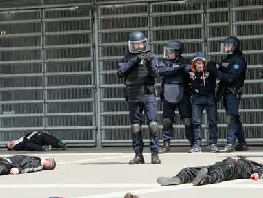 Polisi menahan salah satu teroris saat latihan serangan teroris di Stadion Pierre Mauroy di Lille, Prancis (21/4). Jelang Euro 2016, Polisi Prancis mengelar latihan mengantisipasi terjadinya serangan teror yang tidak diinginkan. (AFP PHOTO/DENIS Charlet)