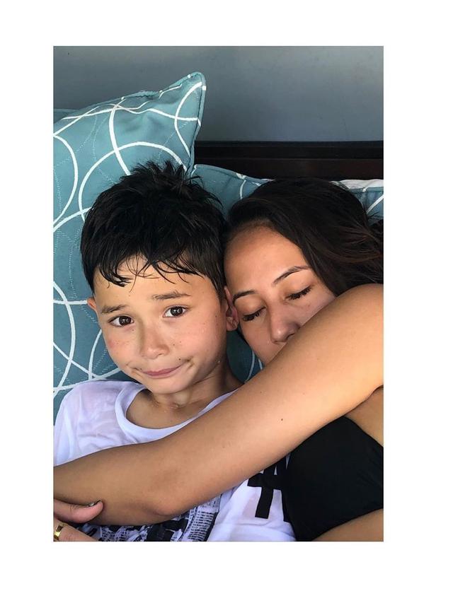 6 Potret Kedekatan Putra Mike Lewis dan Calon Ibu Sambungnya