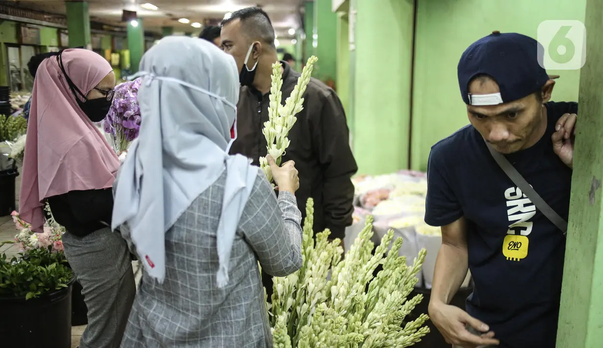 Pembeli memilih bunga potong di Pasar Bunga Rawa Belong di Jakarta, Sabtu (23/5/2020). Menyambut Hari Raya Idul Fitri 1441 H, permintaan bunga potong untuk menghias rumah turun karena kurangnya minat masyarakat untuk keluar rumah disebabkan pandemi COVID-19. (Liputan6.com/Faizal Fanani)