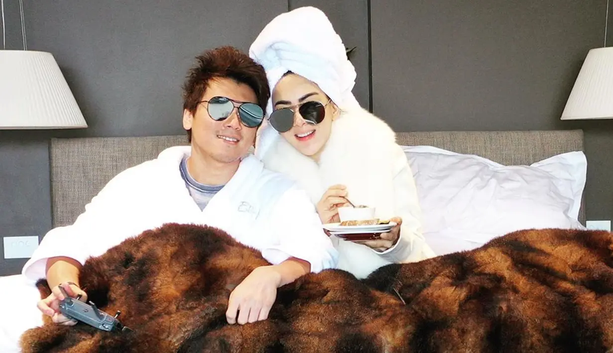 Keduanya juga terlihat mesra saat sedang bersantai diatas ranjang. Bahkan Syahrini juga menyampaikan salam lewat unggahan tersebut. (Liputan6.com/IG/@princessyahrini)