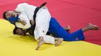 Atlet judo Kyrgyztan, Artur Te, membanting atlet judo Uzbekistan, Akhadov, pada perebutan medali perunggu cabang judo kelas 66 kg Asian Games XVIII di JCC Senayan, Jakarta, Rabu (29/8/2018). (Bola.com/Vitalis Yogi Trisna)