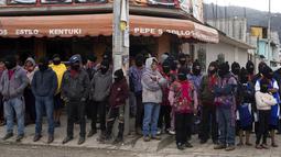 Anggota Tentara Pembebasan Nasional Zapatista (EZLN) menghadiri protes menentang kapitalisme dan invasi Rusia di Ukraina, di San Cristobal de las Casas, negara bagian Chiapas, Meksiko (13/3/2022). Zapatista menuntut penghentian perang dan berakhirnya kapitalisme. (AP Photo/Isabel Mateos)