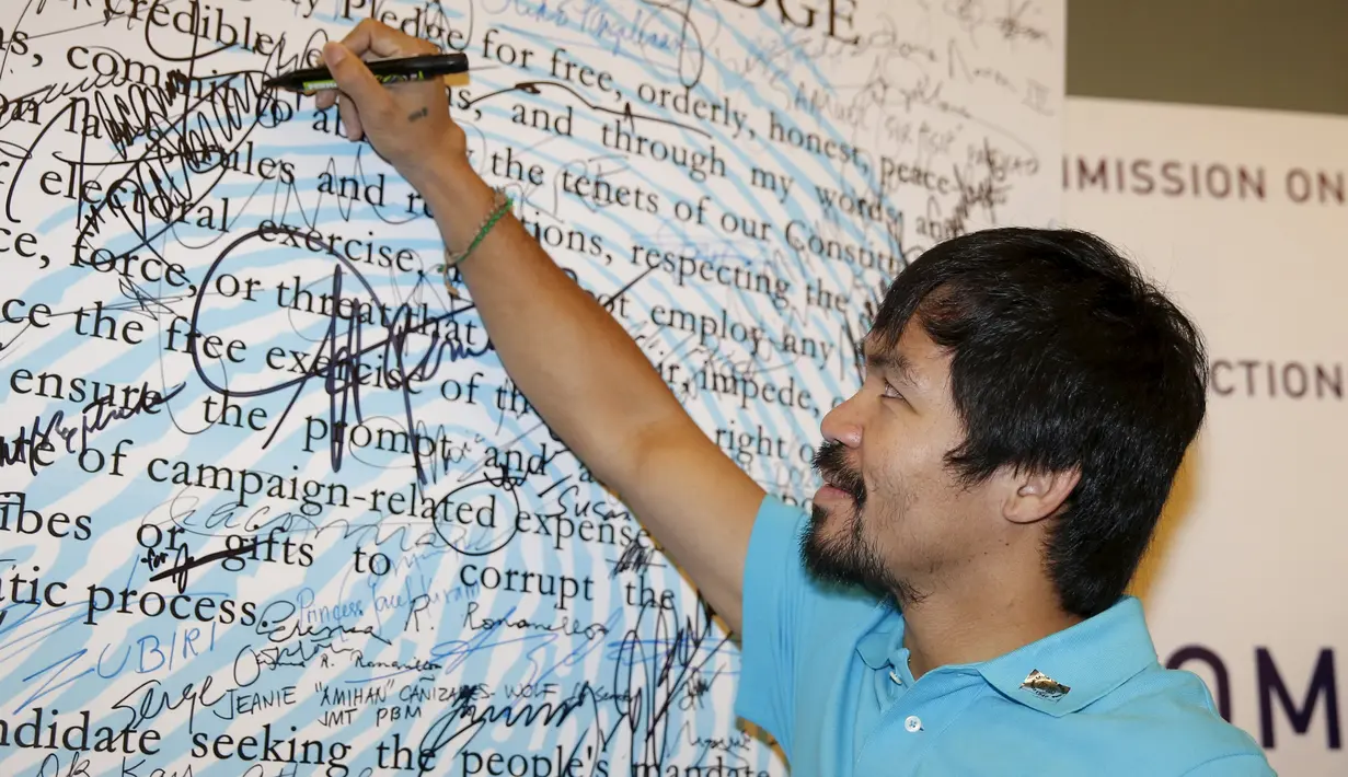 Petinju Filipina Manny Pacquiao menandatangani namanya di papan Calon Integritas usai pengajuan Sertifikat Pencalonan Senator di Mei 2016 pemilihan nasional, di Komisi Pemilihan Umum ,Manila, Filipina (16/10/2015). (REUTERS/Erik De Castro)