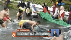 Jelang bulan Ramadan, warga Banyubiru, Semarang, menyuci karpet serta terpal untuk alas salat masjid dan musala.