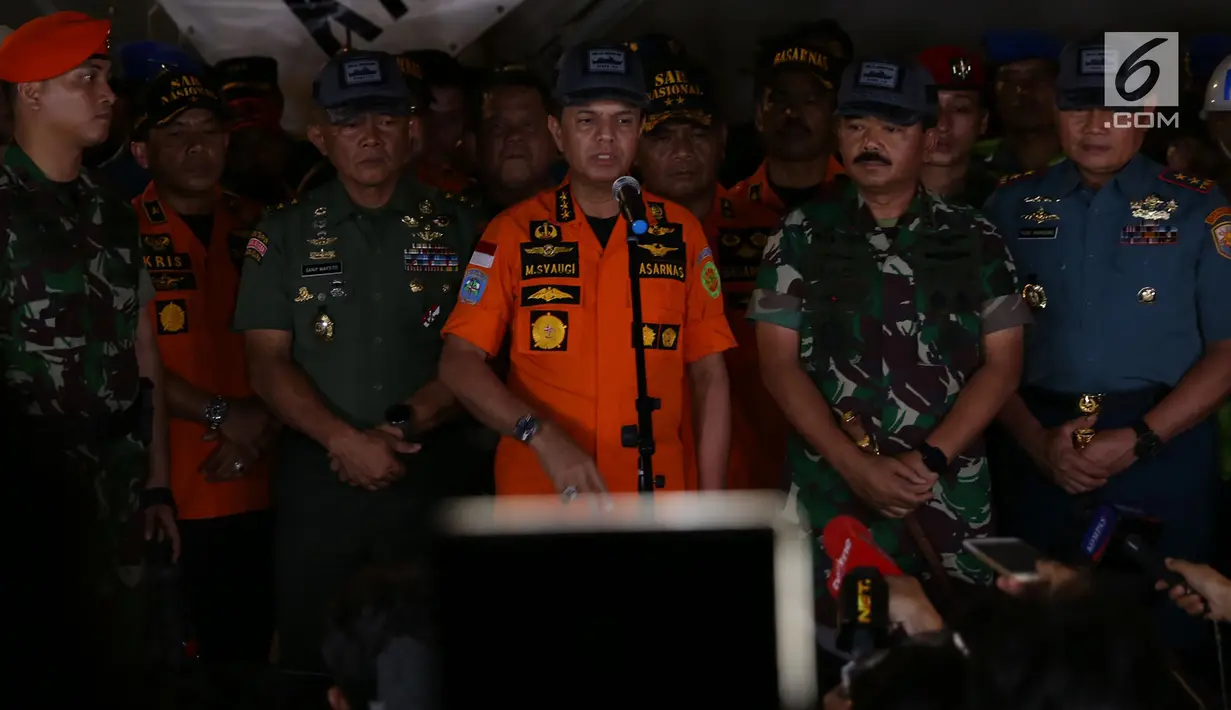 Kabasarnas Marsekal Madya M Syaugi bersama Panglima TNI Marsekal Hadi Tjahjanto memberi keterangan pers terkait perkembangan pencarian Lion Air JT 610 di Pelabuhan JICT 2 Tanjung Priok, Jakarta, Rabu (31/10). (Merdeka.com/Imam Buhori)