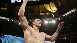 Wladimir Klitschko berselebrasi setelah mengalahkan Bryant Jennings di Madison Square Garden, Minggu (26/4/2015). (AP Photo/Frank Franklin II)