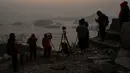 Wisatawan menunggu matahari terbit di Desa Hua Zhu, Xiapu, Provinsi Fujian, China, Kamis (12/12/2019). Xiapu menjadi daya tarik tersendiri bagi fotografer pemula karena jauh dari gedung pencakar langit dan hiruk pikuk kota-kota besar di China. (RETAMAL HECTOR/AFP)