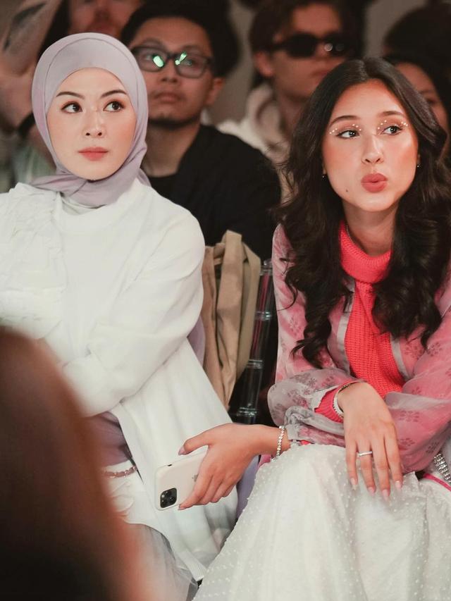 7 Momen Yasmin Napper saat Diundang di London Fashion Week 2023, Tampil Ceria