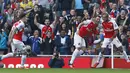 Pemain Arsenal Mesut Ozil merayakan gol bersama rekannya Theo Walcott pada Laga lanjutan Liga Premier Inggris antara Arsenal vs Manchester United di Emirates Stadium. Minggu (04/10/2015). Arsenal menang 3-0. (Action Images via Reuters / Carl Recine)