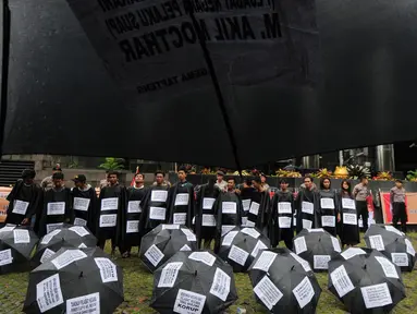 Sejumlah aktivis dari Gema Tapteng berbaris melakukan aksi teatrikal saat melakukan aksi unjuk rasa di depan gedung KPK, Jakarta, Kamis (26/4). Mereka menutut pimpinan KPK untuk mengusut tuntas Bakhtiar Ahmad Sibarani. (Merdeka.com/Dwi Narwoko)