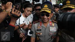 Kapolri Jenderal Tito Karnavian tiba di lokasi ditemukannya bom aktif di Tangerang Selatan (Tangsel), Rabu (21/12). Menurut Tito bom yang ditemukan diduga berdaya ledak rendah low explosive karena berbahan potasium nitrat. (Liputan6.com/Helmi Afandi)