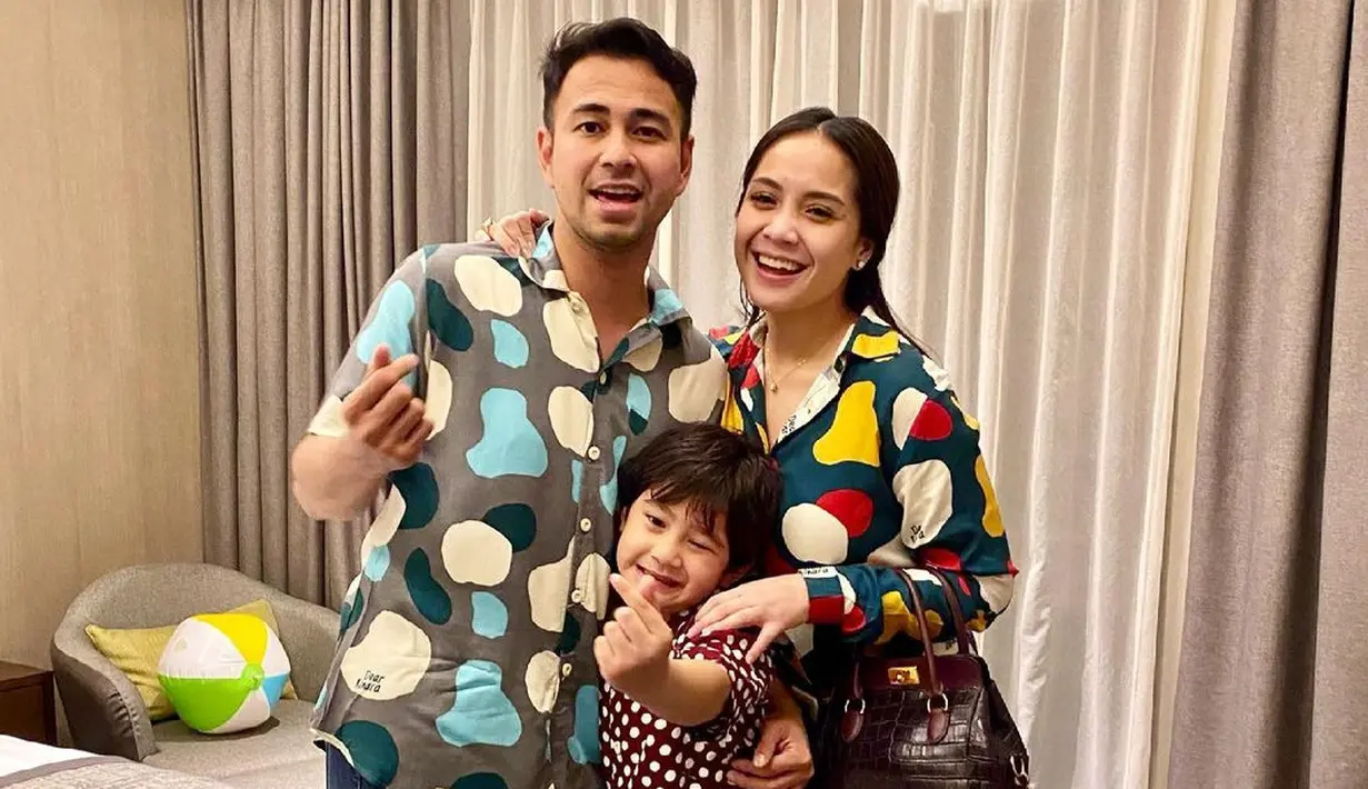 "Kalau udah mulai sore ke malam tuh meriang. Aku sampai googling, kan aku parnoan ya. Kalau swab aman, aku takut tipes atau apa. Kalau menjelang malam kayak meriang tapi nggak panas badannya, kedinginan. Lebih enek," ujarnya. (Instagram/raffinagita1717)