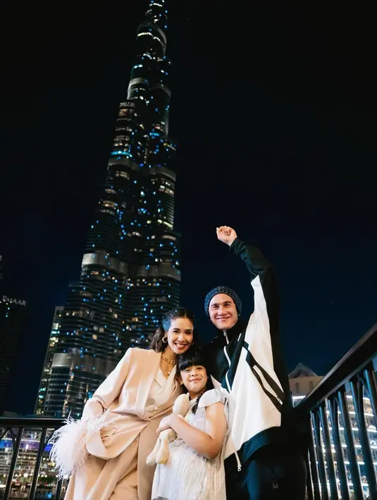 Berpose di depan Burj Khalifa, tampak Marsha yang tampil stylish dengan setelan blazer pink dan inner putih, dan Vino-Jizzy yang tampil kompak serba putih. [credit: IG: @marshatimothy/ @armanfebryan].
