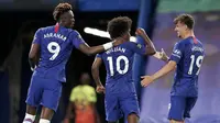 Para pemain Chelsea merayakan gol yang dicetak oleh Willian ke gawang Manchester City pada laga Premier League di Stadion Stamford Bridge, Kamis (25/6/2020). Chelsea menang 2-1 atas Manchester City. (AP Photo/Adrian Dennis)