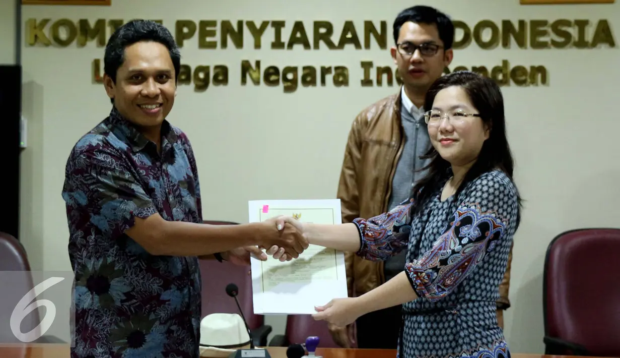 KPI menyerahkan IPP kepada salah satu pimpinan dari stasiun televisi swasta di kantor KPI, Jakarta, Jumat (14/10). 10 televisi swasta yang mendapatkan perpanjangan IPP  diantaranya SCTV dan INDOSIAR. (Liputan6.com/Gempur M Surya)