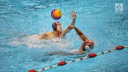 Atlet polo air putra Indonesia berebut bola dengan atlet Serbia saat uji coba di kolam Stadion Akuatik GBK, Jakarta, Rabu (11/7). Selain tanding, para pemain Serbia mengajarkan teknik dan skill kepada tim polo air Indonesia. (Liputan6.com/Faizal Fanani)