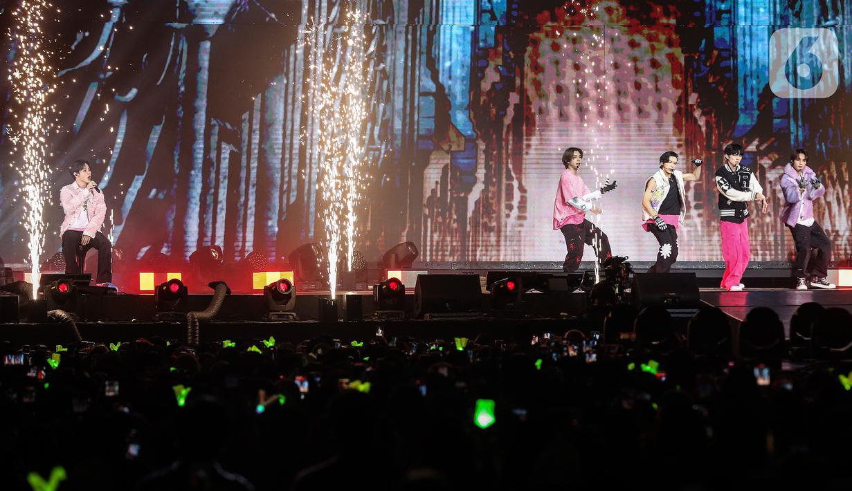 "Kami sampai dengan selamat. Kalian pasti terkejut? Kemarin, saat penampilan lagu 'Bad Alive' kakiku terkilir, tetapi aku baru merasakan sakitnya setelah aku turun panggung," kata Kun. Kun juga meminta penggemar untuk tak mengkhawatirkan kondisinya. (Liputan6.com/Johan Tallo)