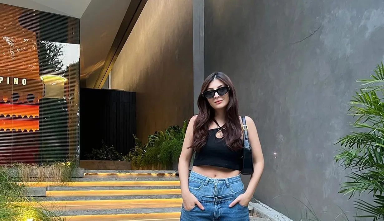 OOTD casual chic Sarah Keihl. Ia memadukan cropped top dengan tali cross berwarna hitam, dipadunya dengan celana jeans, sunglasses, dan loafers hitam. [Foto: Instagram/sarahkeihl]