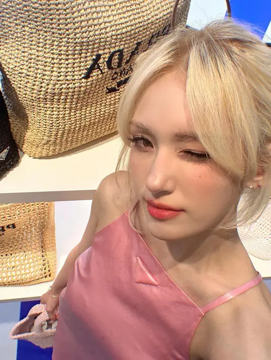 Jeon Somi hampir selalu memiliki rambut pirang, dan bukan hanya pirang yang membuatnya mirip Barbie, cara dia berpakaian juga sering disebut mirip. Somi memang mengaku mengidolakan barbie sejak kecil. (Foto: Instagram/ somsomi0309)