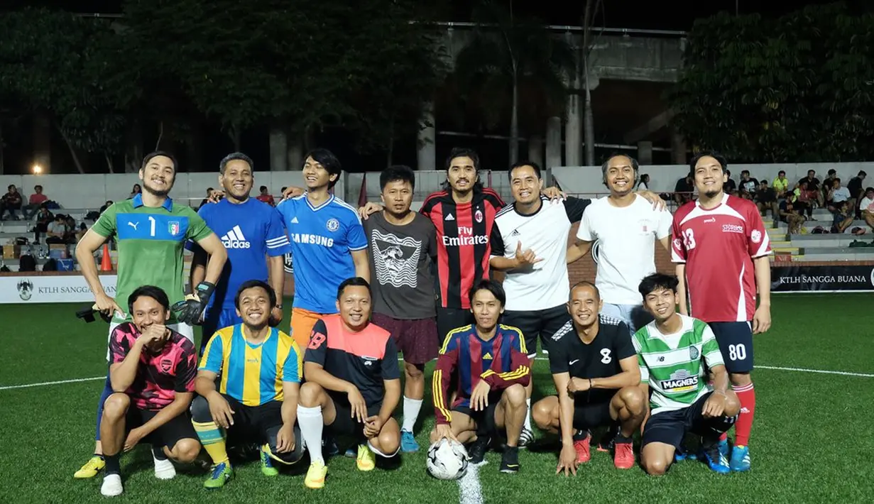 Duta Sheila On 7 juga sering habiskan waktu dengan berolahraga malam dengan selebritas. Tak cuma seleb, hadir juga legenda timnas, Kurniawan Dwi Yulianto. Momen Duta olahraga mini soccer ini berhasil tuai atensi. (Liputan6.com/IG/pakduta)