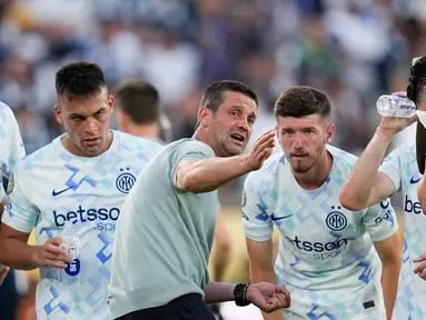 Pelatih Inter Milan, Cristian Chivu, memberikan arahan kepada anak asuhnya saat melawan Monterrey pada pertandingan Grup E Piala Dunia Antarklub 2025 di Rose Bowl, Pasadena, pada Rabu (18/6/2025) pagi WIB. (AP Photo/Gregory Bull)