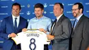 Gelandang LA Galaxy, Steven Gerrard (kedua kiri) berpose bersama dengan Presiden klub Chris Klein , pelatih kepala Bruce Arena dan AEG eksekutif Dan Beckman di Stubhub Center, Los Angeles, Amerika Serikat (7/7/2015). (REUTERS/Gary A. Vasquez-USA TODAY)
