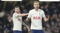 Menit ke-42, Tottenham sempat mencetak gol lewat Harry Kane. Namun gol itu segera dianulir, VAR mengonfirmasi Kane melanggar Thiago Silva dalam proses mencetak gol. (AP/Kirsty Wigglesworth)