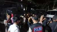 Polisi mengamankan 9 remaja yang kedapatan membawa pedang dan dua jenis senjata tajam lainnya saat nongkrong tengah malam di depan toko Material Kelurahan Cipadu, Larangan, Kota Tangerang, Jumat (24/3/2023). (Liputan6.com/Pramita Tristiawati)