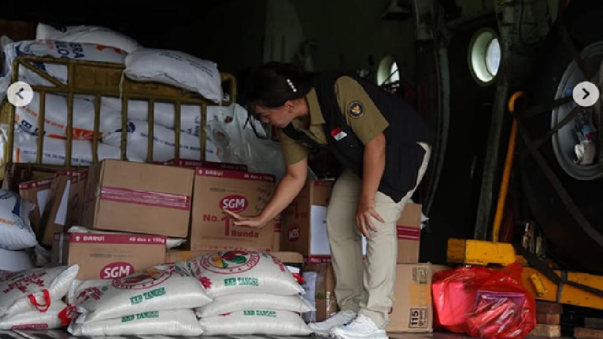 Zita Anjani Bagikan Bantuan Presiden untuk Korban Banjir Bandang Sumatera, Pakai Sepatu Putih