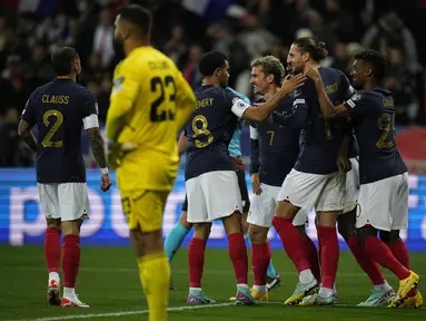 Para pemain Prancis berselebrasi setelah Marcus Thuram mencetak gol kedua timnya ke gawang Gibraltar pada matchday ke-9 Grup B babak Kualifikasi Euro 2024 di Stadion Allianz Riviera, Minggu (19/11/2023) dini hari WIB. (AP Photo/Daniel Cole)