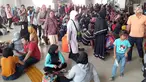 Calon penumpang KRL Commuter Line menanti waktu pemberangkatan di Stasiun Bogor, Jawa Barat, Minggu (4/8/2019). Ratusan calon penumpang KRL Commuter Line tertumpuk di Stasiun Bogor akibat terjadi pemadaman listrik di Jakarta dan sebagian Jawa Barat. (Liputan6.com/Helmi Fithriansyah)